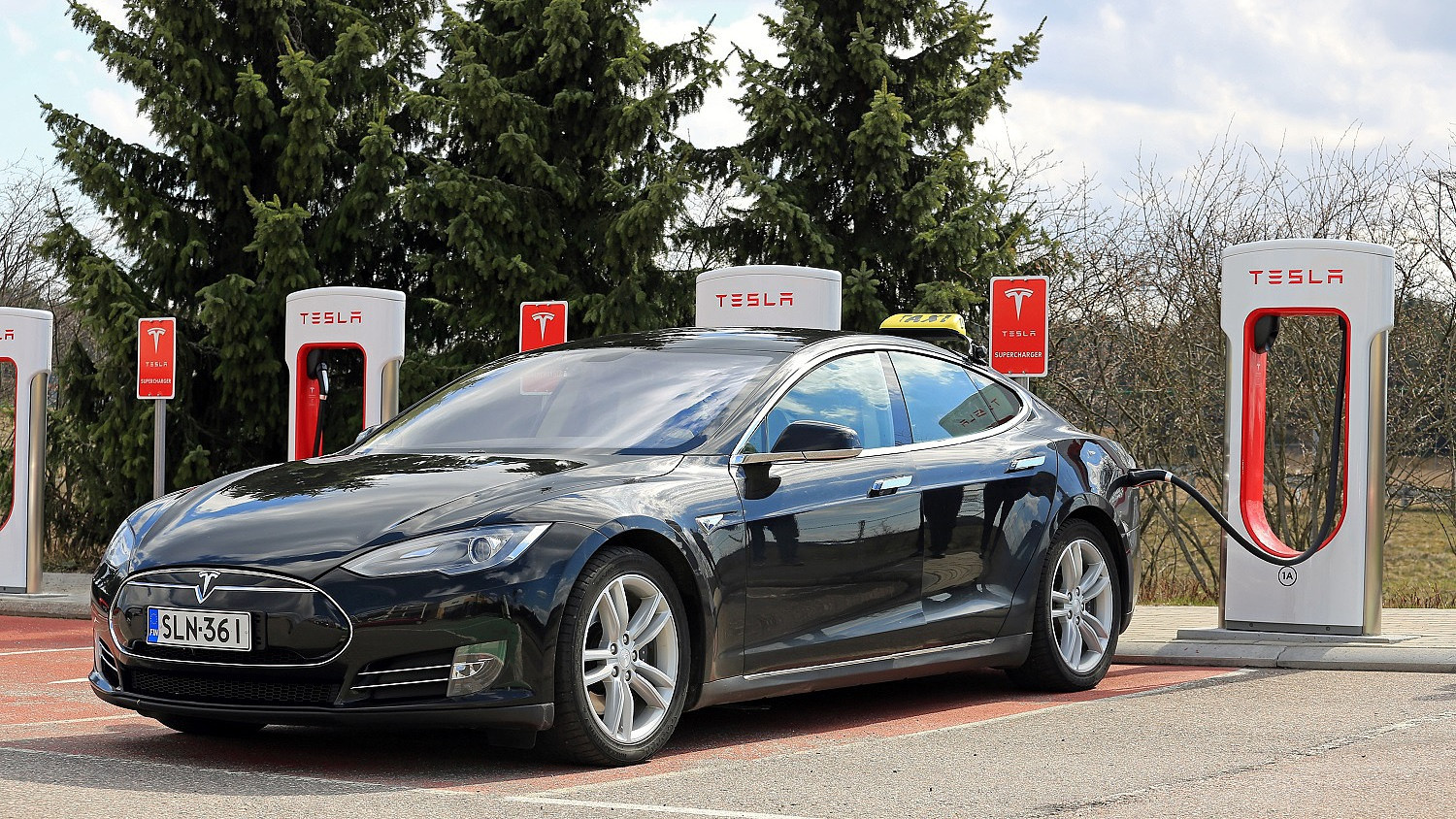 Tűzszünetet kötött a Tesla a berlini gáyra dolgozóival
