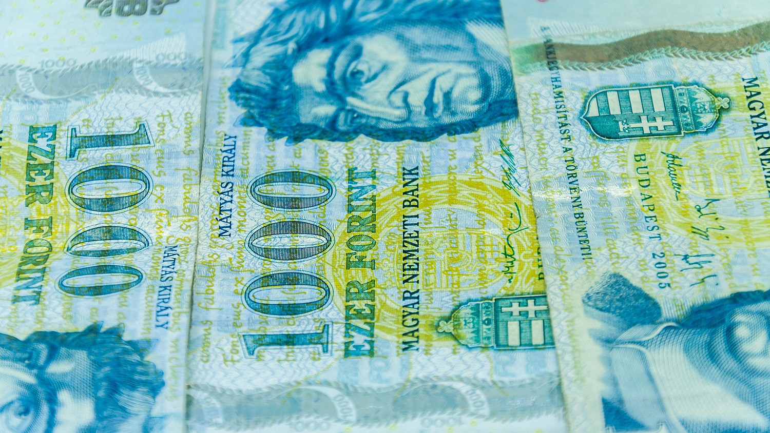 Ugrott a forint vasárnap éjjel a választási eredmények láttán