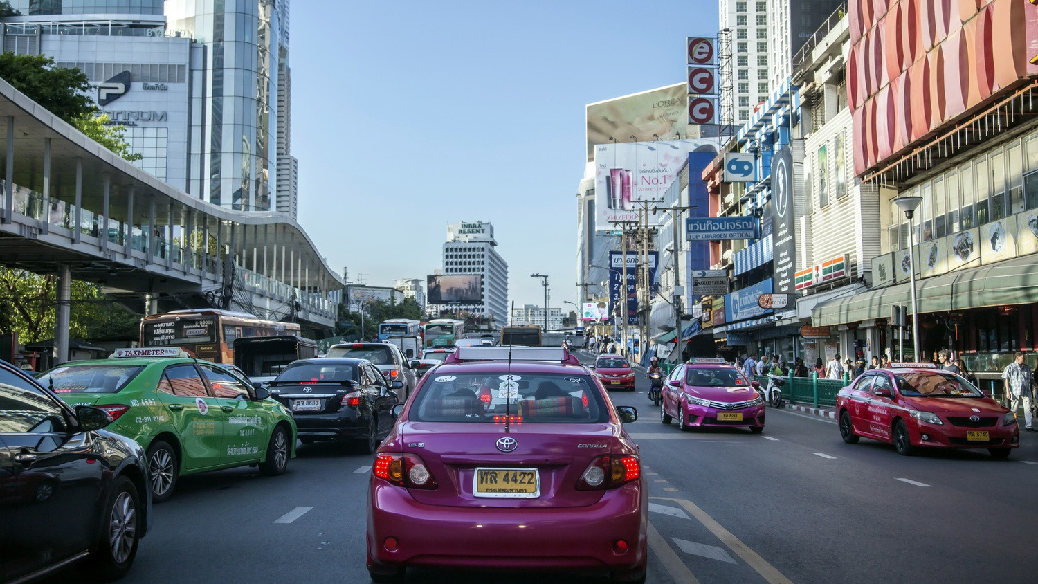 Egymás után történnek a balesetek a vezető nélküli autókkal: aggasztó hírek érkeztek a Tesla robotaxijairól