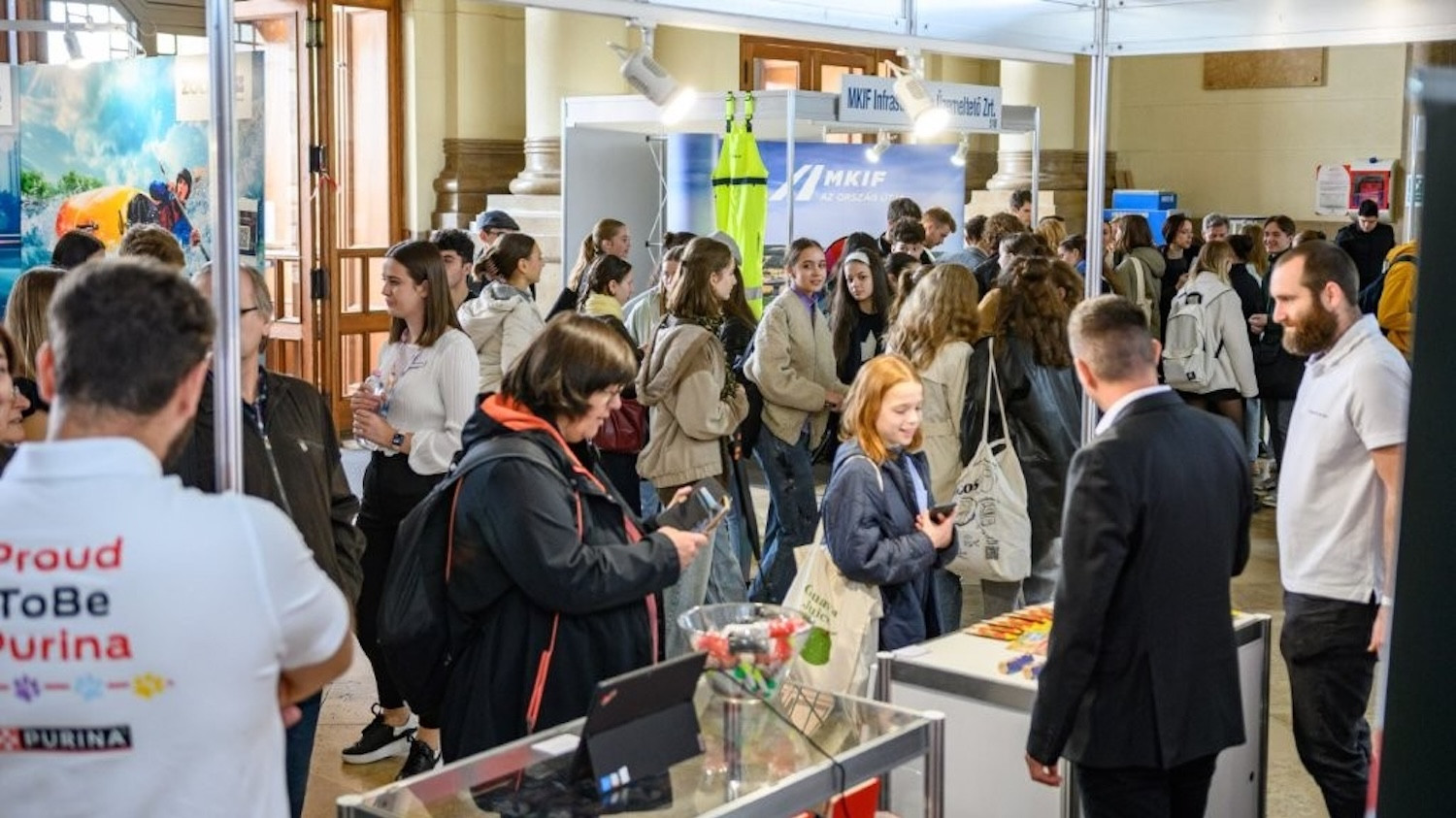 10 ezer fiatal döntheti el márciusban, hogy mely vállalatok maradnak talpon a következő években