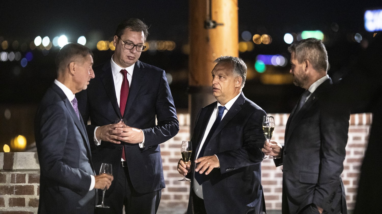 Hullanak a csontvázak a szekrényből – Nagy bajban Orbán Viktor szövetségese