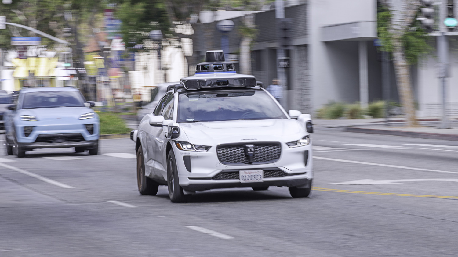 Ez még messze van a tökéletestől: totális káoszt tudnak okozni az önvezető autók