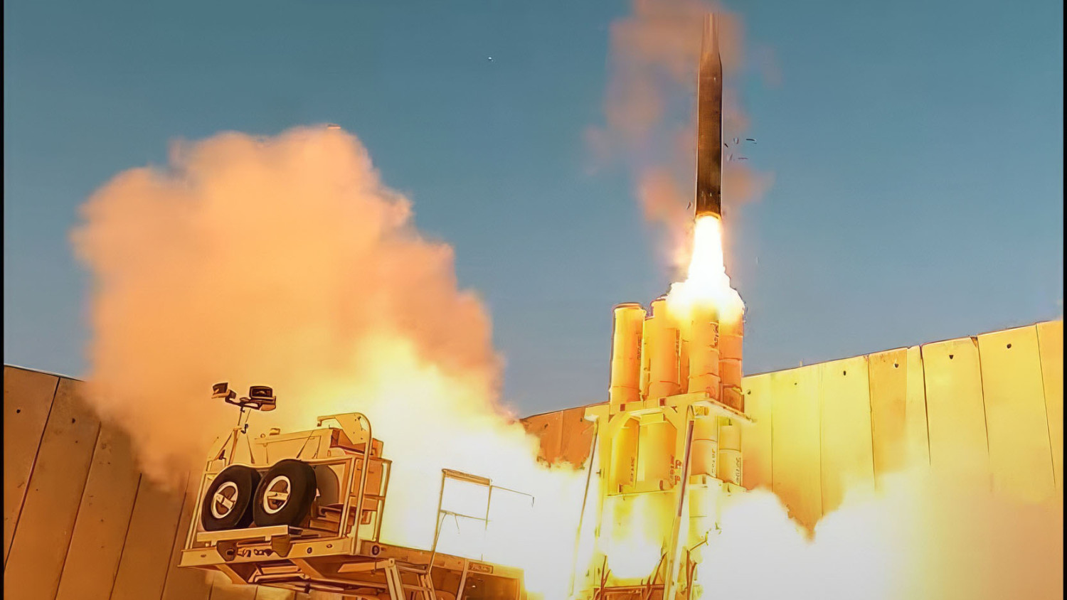 Készülnek a legrosszabbra? Rohamtempóban kezdi felhalmozni a ballisztikus rakéták elleni védelmet Izrael