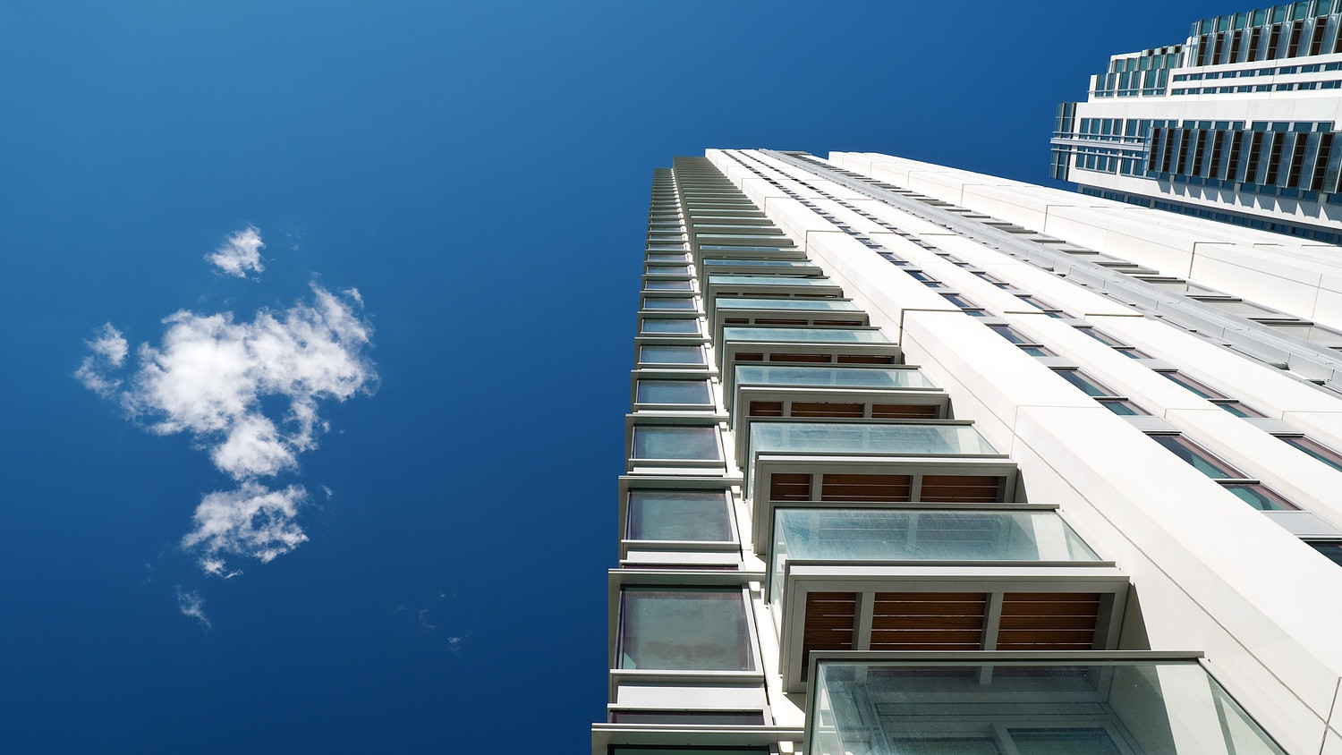 Mennyire zsúfoltak a lakásaink és hol a legmagasabb a saját tulajdonú lakások aránya?