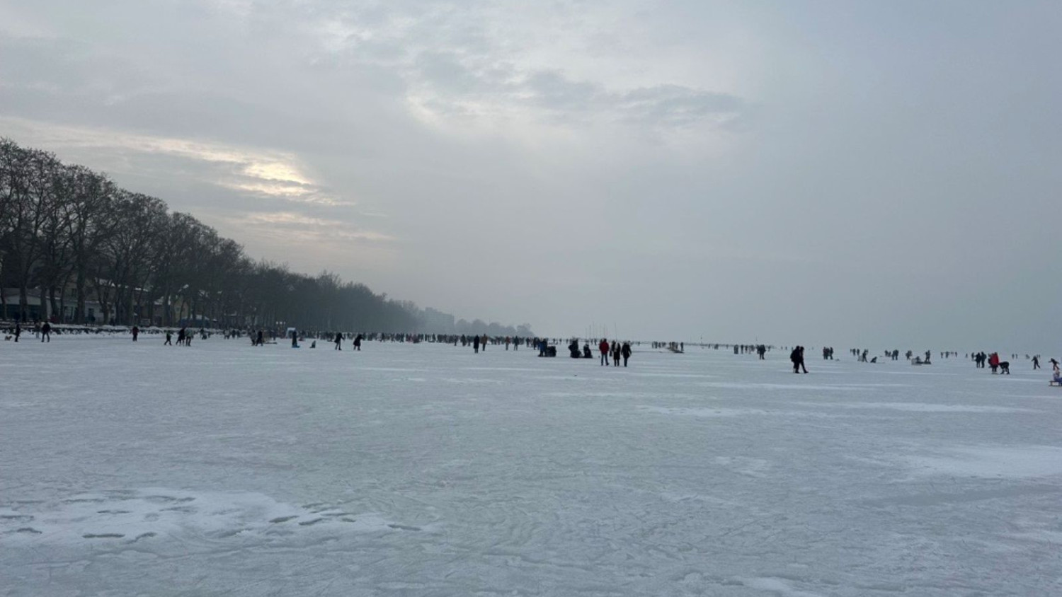 Életveszélyes helyzet a Balatonon: percek alatt szakadt be a jég több ember alatt is