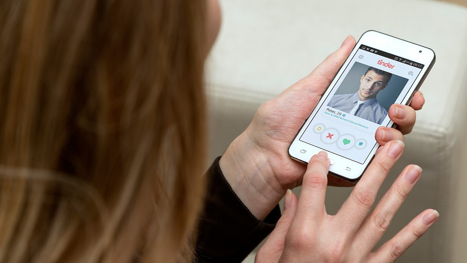 Akkora rémálom lett a munkaerőpiac, hogy van, aki már a Tinderen keres állást