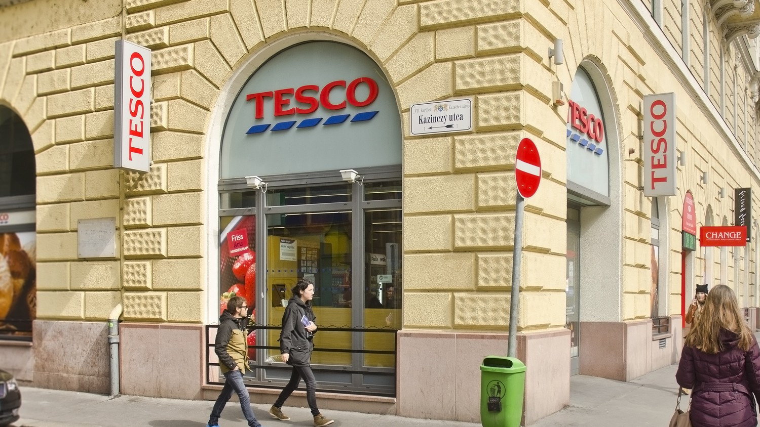 A kivonulást vizsgálja a Tesco: vége lehet a magyar operációnak