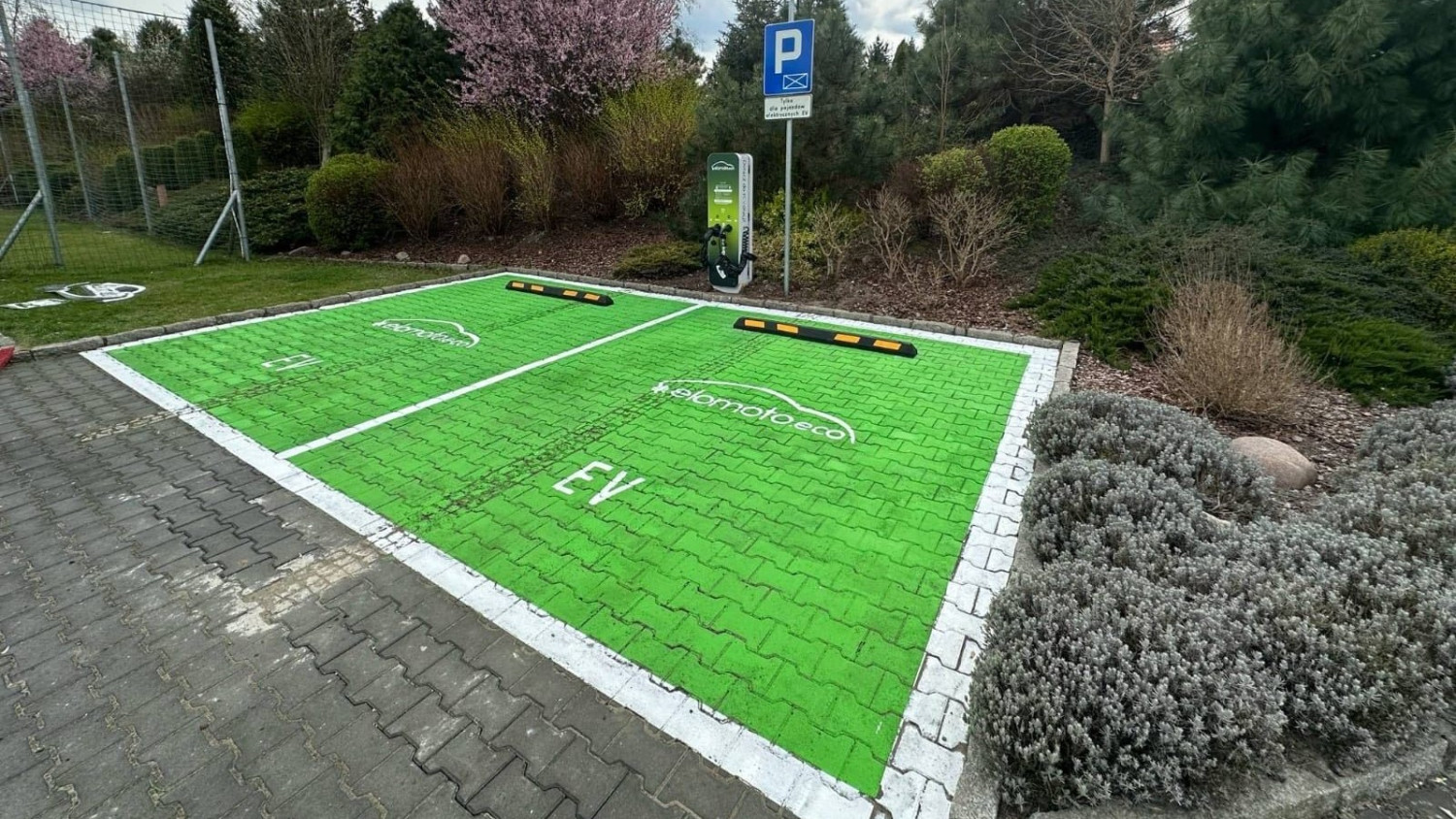 Zöldenergiára váltanak a lengyel EV-töltők