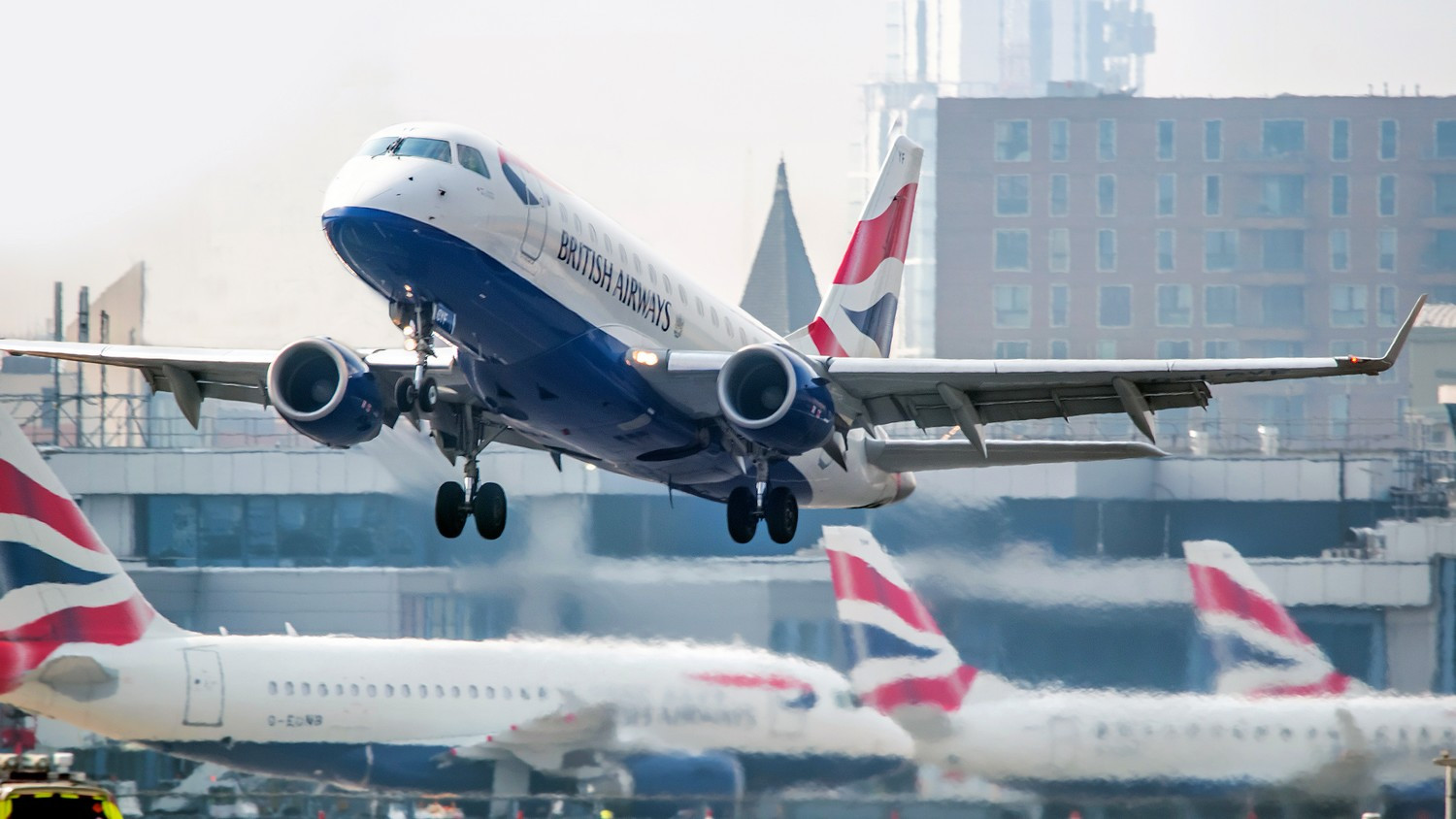 Hat hétre elég kerozin maradt Európában, tömegével törlik a járatokat a légitársaságok