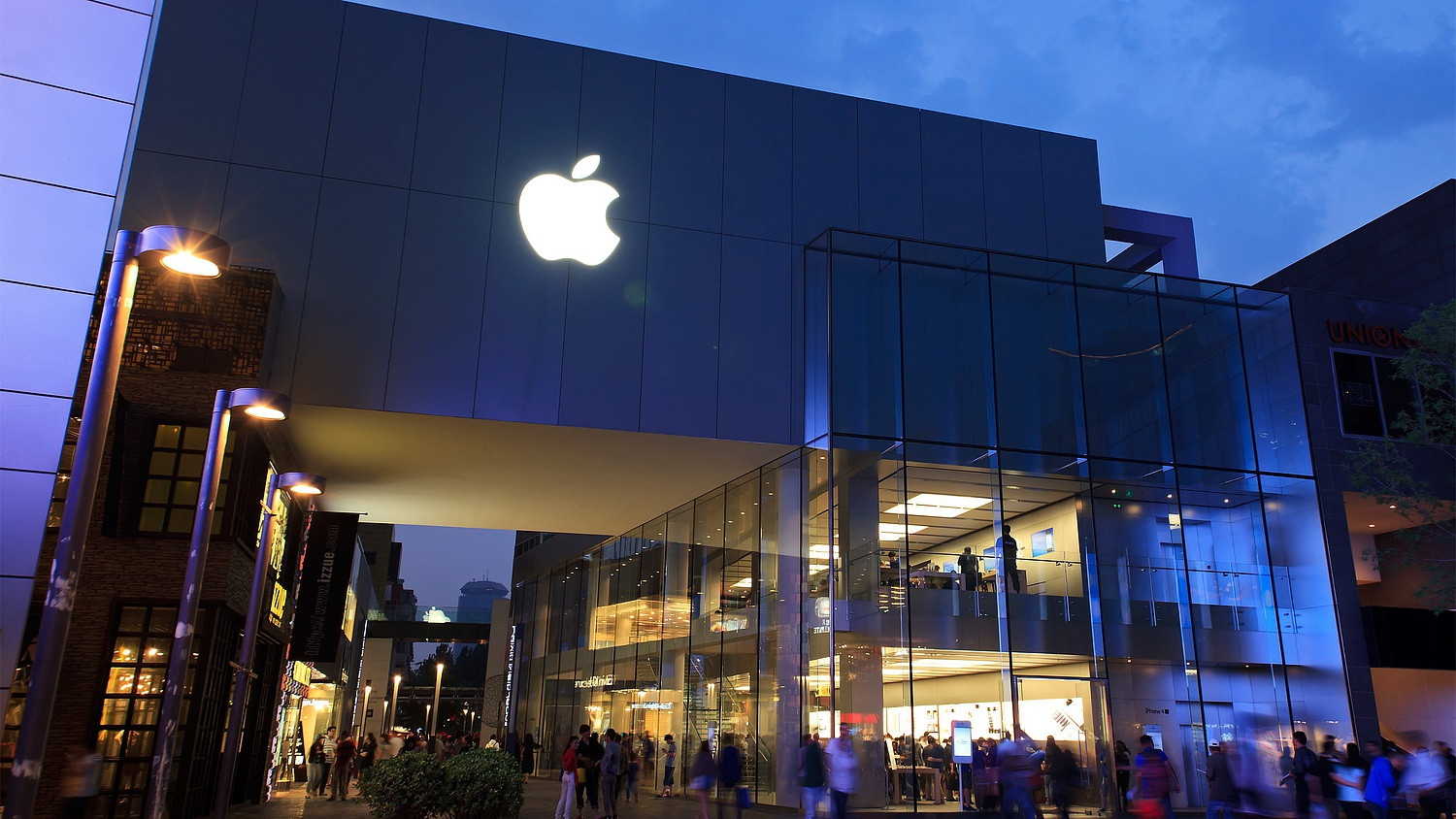 Özönlenek majd a boltokba az új iPhone-ok a következő hónapokban