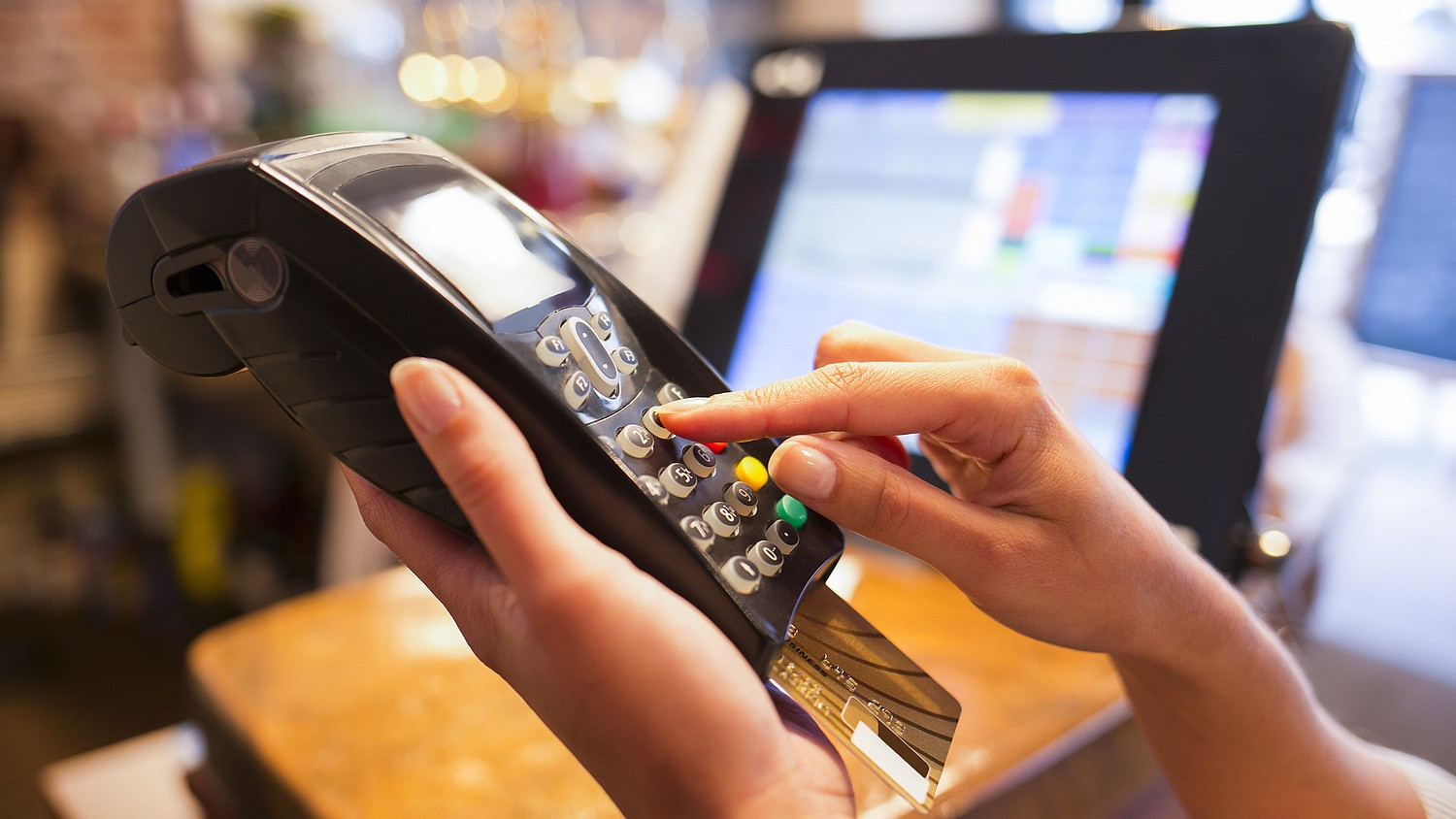 Csőstül jönnek az újdonságok a fizetéseknél: érkezhetnek a revolutos ATM-ek Magyarországra, történelmi szinten a digitális fizetés