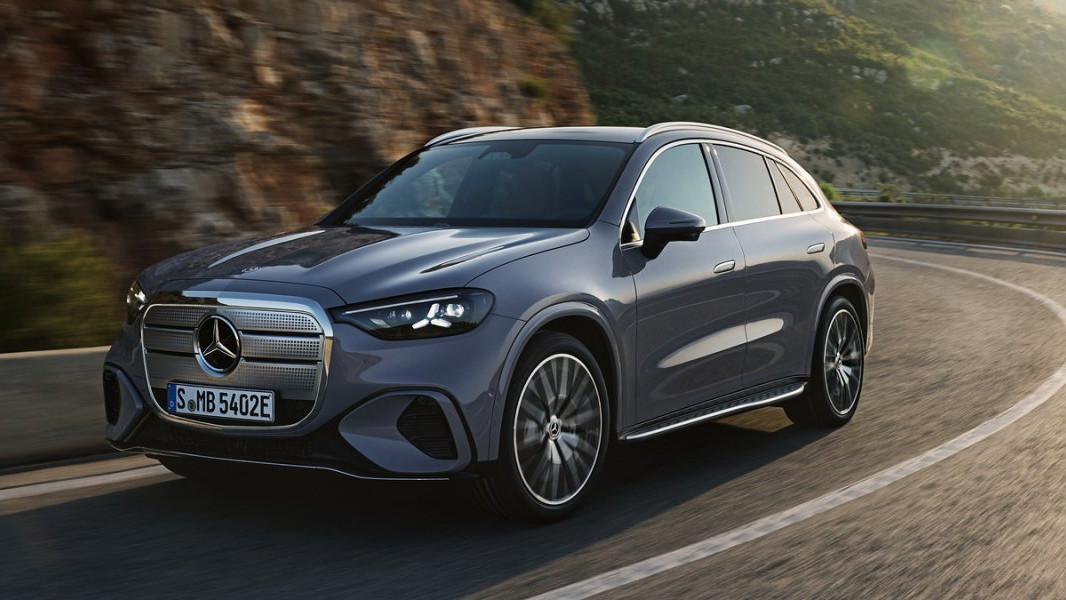 Itt a Mercedes legújabb elektromos autója - A legnépszerűbb modellel mennek a BMW ellen