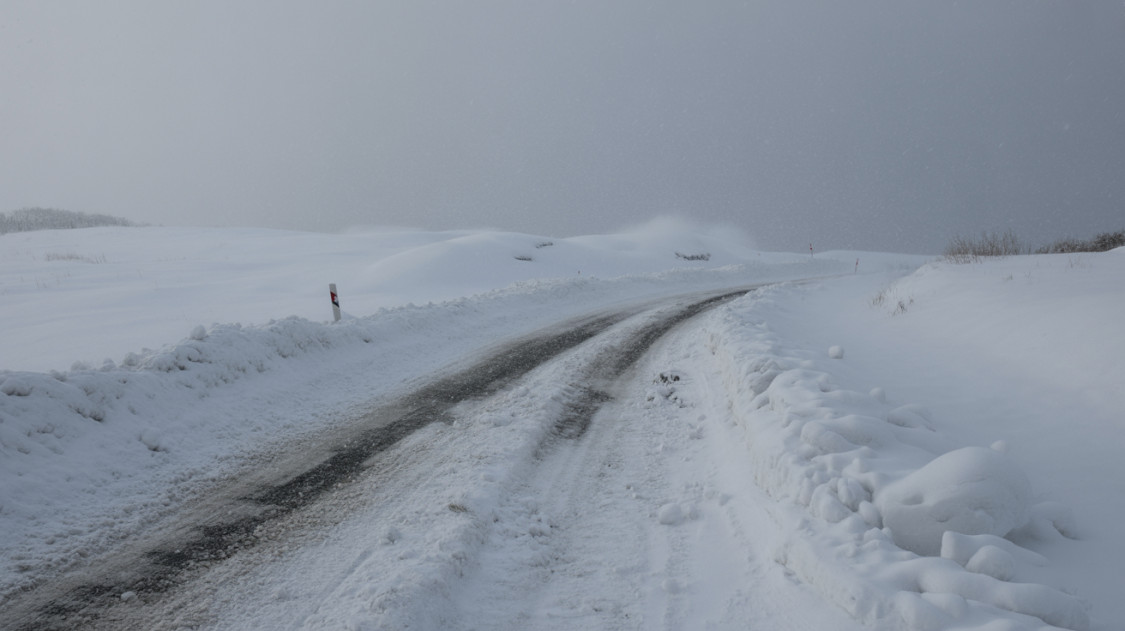 Hónyelvek és nagy szél nehezítik a közlekedést: több vármegyében kritikus a helyzet az utakon