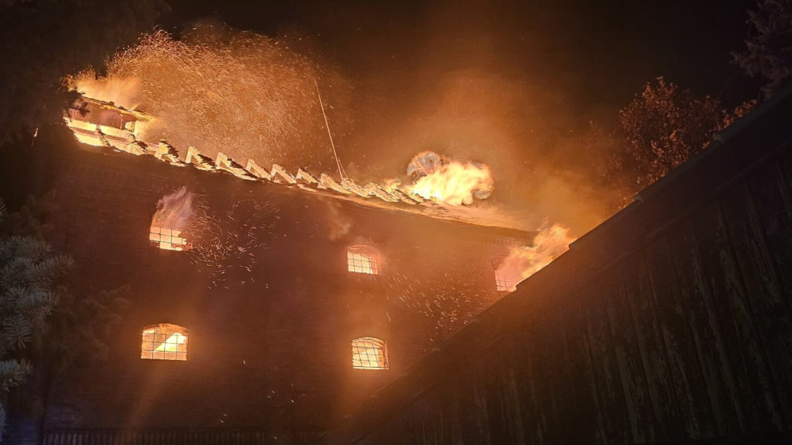 Videó: teljesen kigyulladt a dél-alföldi húsüzem, épp a tűzoltóság közelében – Több tucatnyian dacoltak a lángokkal