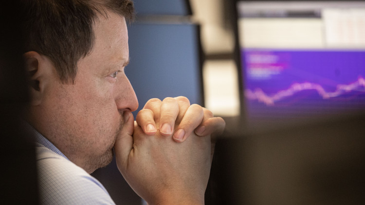 Háborús hírek mellett jegybanki sortűzben a piacok – Ez minden befektetésre hatással lehet