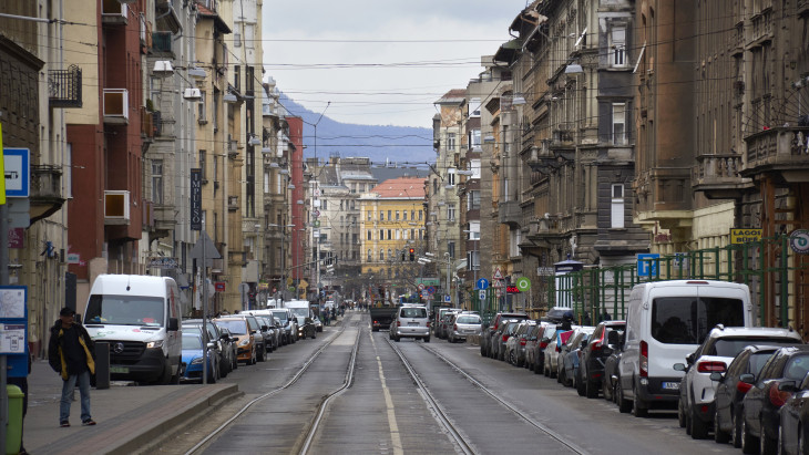 Jelentős felújítás indul a forgalmas csomópontban: villamospályát és utat is javítanak novemberben