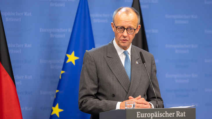 Nem kertelt Merz, a világ minden nagyhatalmába beleállt