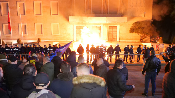 Elfajultak a tüntetések az európai fővárosban: Molotov-koktélok csapódtak a kormányfői hivatal épületébe