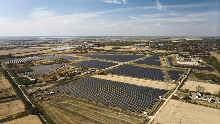 Újabb napelemparkkal és energiatárolóval erősít a MOL – szinte teljesen önállóvá válhat az algyői bázis