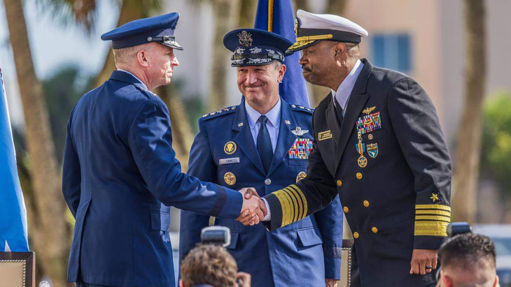 Meglepő távozás az amerikai haderő élén: kitüntetés után is titkolóznak az igazi okokról