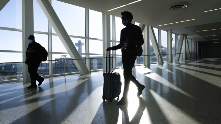 Súlyos reptéri baleset: utasszállító ütközött landoláskor, lezárták a légi kikötőt New Yorkban