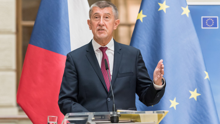 Andrej Babiš bejelentette a szigorítást: a szünetekben sem mobilozhatnak majd a diákok