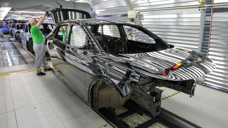 Durva átrendeződés indult a nyugati autóiparban, Magyarország lehet ennek az egyik legnagyobb nyertese