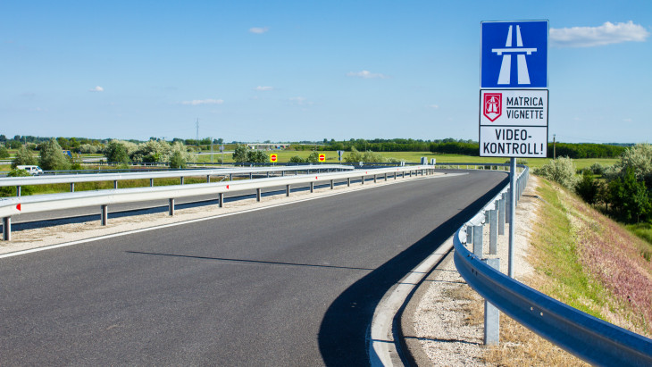 Nagy a torlódás az M3-as autópályán, hat gépkocsi ütközött