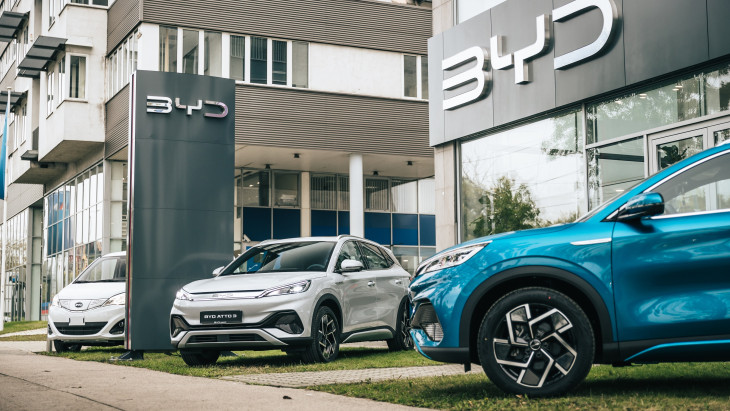 Váratlan fordulat a Magyarországon is aktív autógyártónál: hatalmasat zuhant a profit, könyörtelen tisztogatás indult a piacon