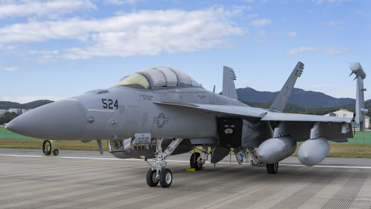 Ez nagyon kínos: hatalmas robbanással csapódott a földnek Amerika két E/A-18R Growler vadászgépe