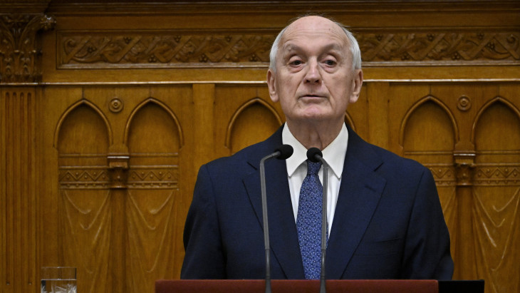 Nem tágít Baka András: kitart a jelöltje mellett az államfő Magyar Péterék tiltakozása ellenére is