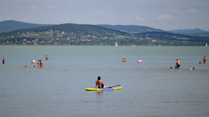 Több tucat fürdőzőt kellett kimenteni a viharos időben a Balatonból: volt, aki 4 kilométerre sodródott a parttól a matracával