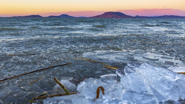 Befagy a Balaton a hétvégére, de rámehetünk-e a jégre? – Itt a válasz