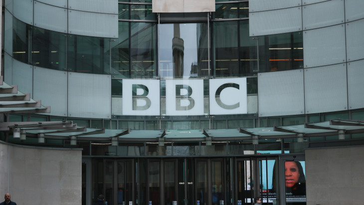 Rágalmazást kiáltott Donald Trump: akkora pert akaszt a brit közmédia nyakába, hogy azt alig tudnák kiköhögni