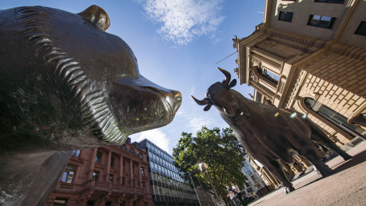 Újabb szankciók Oroszország ellen, agresszív szigorítás a Fedtől: esnek az amerikai tőzsdék