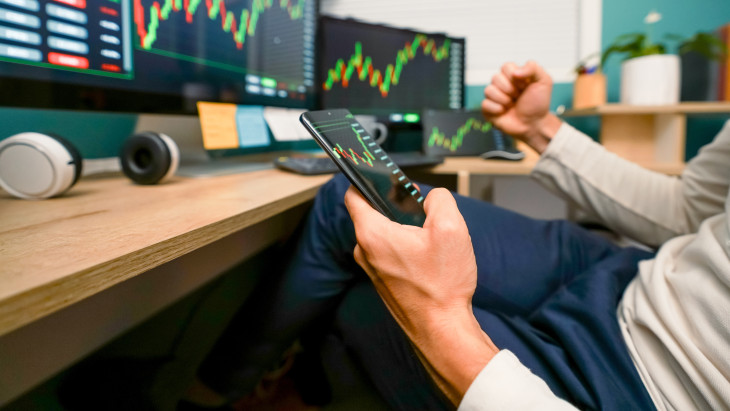 Egy kriptokereskedővel állt össze a világ legnagyobb vagyonkezelője és az egyik brit nagybank