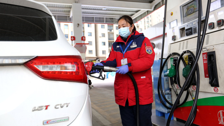 Benzinár-ugrást jelentettek be: kígyózó sorok a benzinkutakon, pánik söpör végig - Rögtön lépett a hatóság Kínában