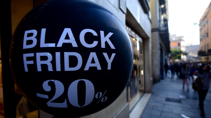 Figyelmeztet a GVH a Black Friday előtt: csúnya trükkökkel húzhatják le a magyar vásárlókat