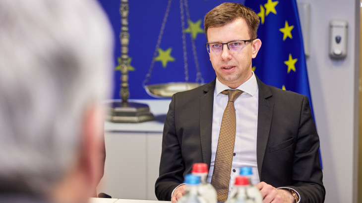 Megszólalt a leköszönő miniszter az uniós források kiszabadításáról – rengeteg állítás nem stimmel