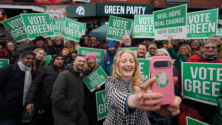 Politikai földrengés Angliában: történelmi vereséget szenvedett a miniszterelnök – De Nigel Farage sem örülhet