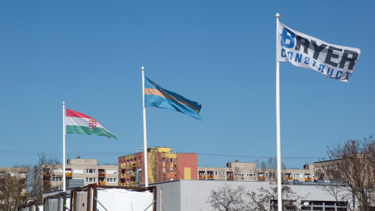 Bayer Construct: negyedével esett az árbevétel, bezuhant a profit az első  félévben