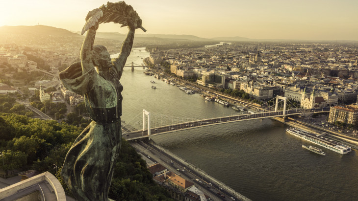 Beszakadt az úttest Budapest egyik legforgalmasabb szakaszán - Kiderült, meddig tarthatnak az áldatlan állapotok