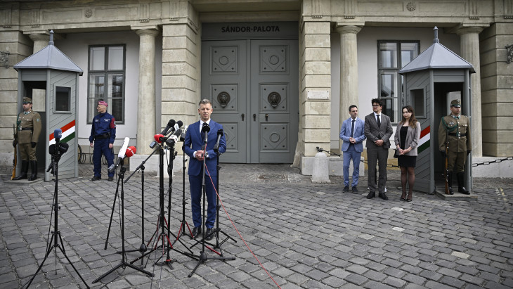 A Sándor-palota előtt tart hamarosan sajtótájékoztatót Magyar Péter miniszterelnök és Forsthoffer Ágnes