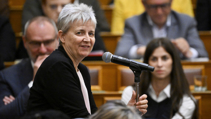 Pályázatot hirdet az Oktatási Minisztérium, hogy a következő tanévben már több tankönyvből lehessen válogatni