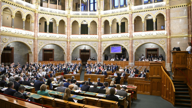 Tisza-kormány: benyújtották a gigacsomagot, mától élnek az új devizahiteles szabályok