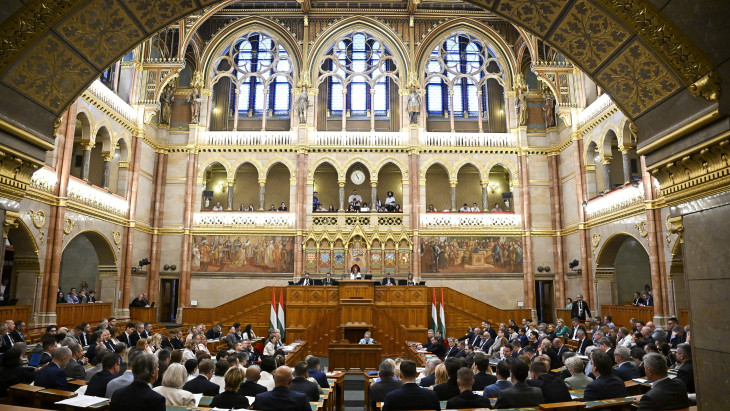 Tisza-kormány: Magyar Péter nélkül indul a parlament hétfőn