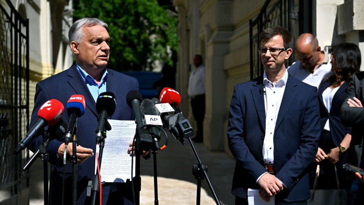 Hankó Balázs és Orbán Viktor szerint is kormánydöntés állt az NKA-támogatások mögött, de a felelősséget a másikra tolnák