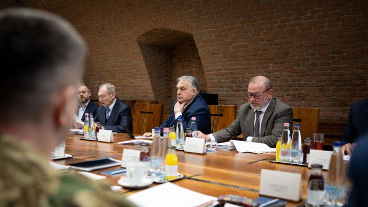 Aláírta Orbán Viktor: magyar kontingenst küld a Barátság vezetékhez Ukrajnába