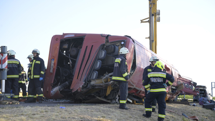 Telefonon egyeztetett Magyar Péter és a lengyel kormányfő az M3-ason történt tragikus buszbaleset után