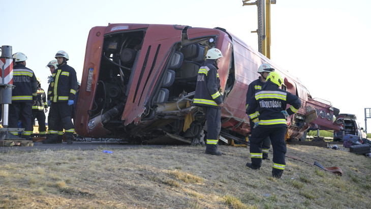Felborult zarándokbusz: már szervezik a sérültek hazaszállítását